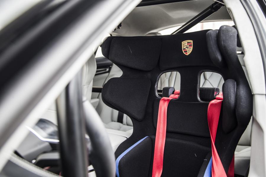 Детали интерьера Porsche Panamera Turbo 2016 года  (фото 14 из 53)